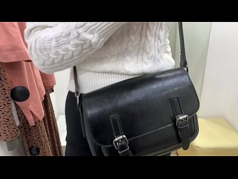 ❤️ Masturbazzjoni pubblika tal-kelba żagħżugħa FeralBerry b'dildo fil-kamra tal-armar ❤ Vidjow porn lilna ❤